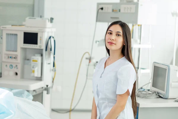 Good looking brunette female intern in the hospital — Stock Photo, Image