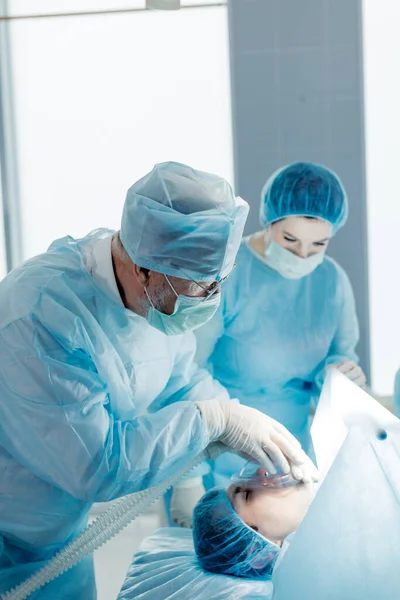 Clever senior doctor and heis nurse working in the reanimation — Stock Photo, Image