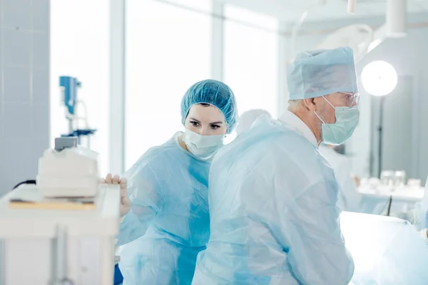 Schöne Krankenschwester überprüft alle Parameter der Ausrüstung — Stockfoto