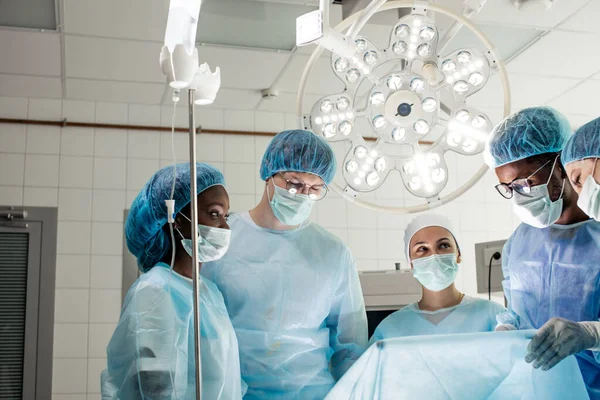 Equipo de cirujanos obtener placer de la carrera médica, — Foto de Stock