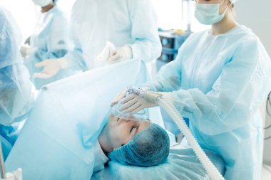 Akciğer fonksiyonlarını onarmak için solunum cihazları kullanan yetenekli bir doktor.