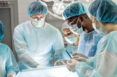 Genç stajyerler deneyi izliyorlar.