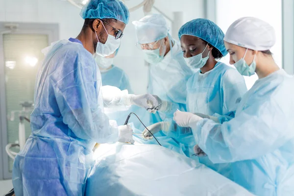 숙련되고 등록 된 의사들이 의학적 절차를 밟고 있다 — 스톡 사진