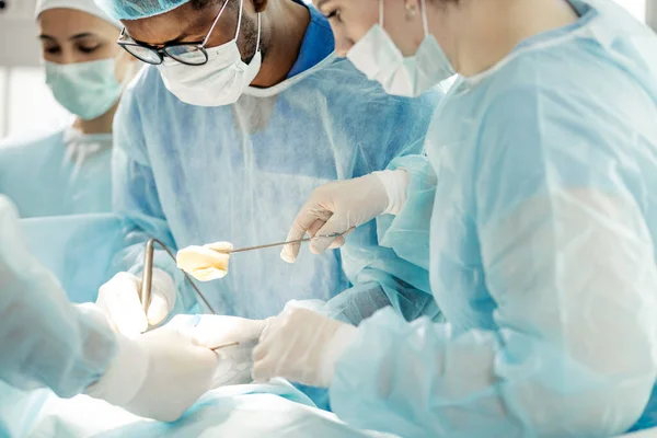 Команда лікарів і медсестер дезінфікує рану — стокове фото