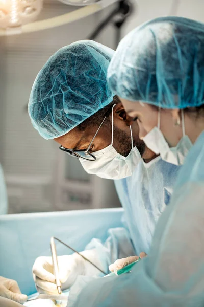 Afro hombre y caucásico mujer asistir a clases de medicina — Foto de Stock