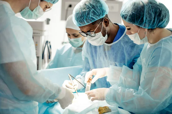 Doctores talentosos realizando cirugía reconstructiva después de enfermedad o trauma — Foto de Stock