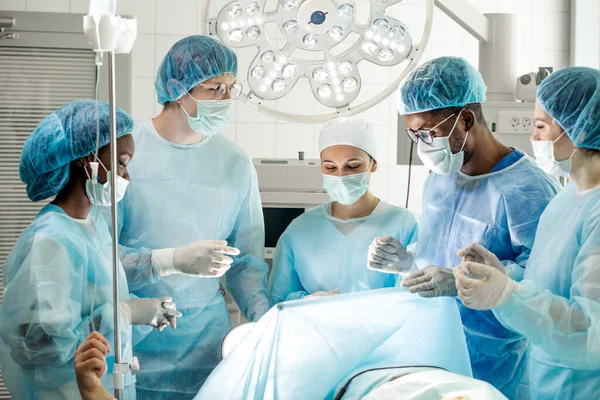Vereinbarte Arbeit, Chirurgen sind bereit, einen Schnitt zu machen und einen Eingriff durchzuführen — Stockfoto