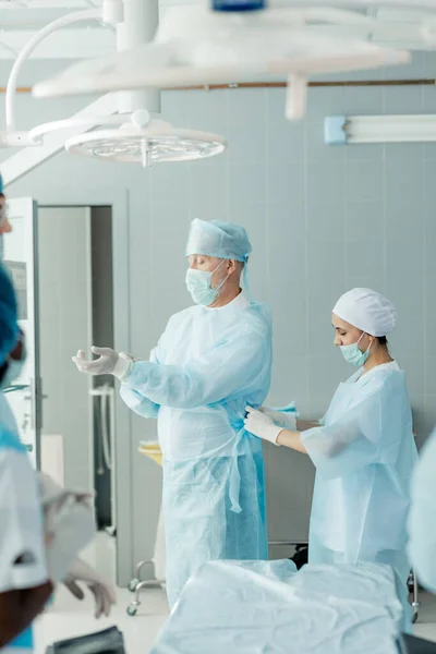 Ayudante dando una mano al viejo doctor —  Fotos de Stock