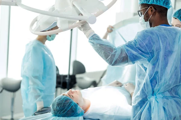 Kirurgerna opererar patienten som ligger under narkos på kliniken — Stockfoto