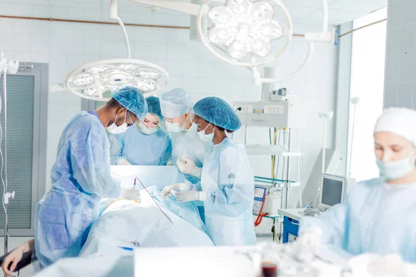 Un efficace lavoro di squadra chirurgico è fondamentale per la salute e la sicurezza — Foto Stock