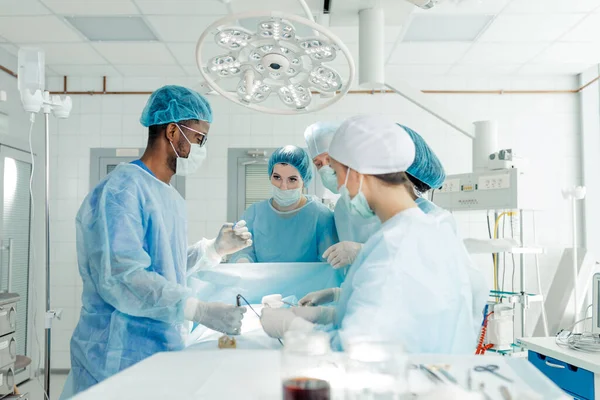 Formación de médicos de raza mixta en medicina humana. —  Fotos de Stock