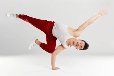 Bboy gösteri yapıyor. Sokak sanatçısı açık havada break dans yapıyor.