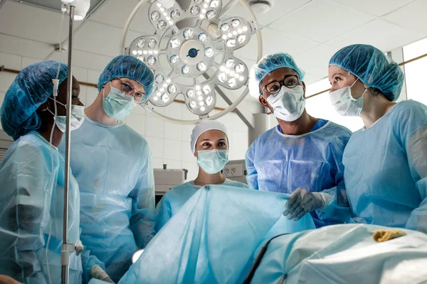 Especialistas médicos que tienen un descanso después de la operación — Foto de Stock