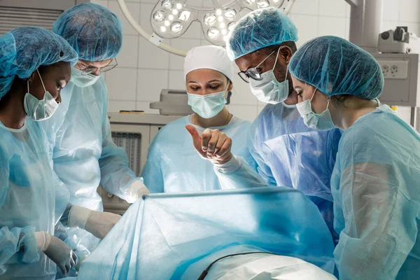 Paciente se ha despertado después de la anestesia mostrando el pulgar hacia arriba durante la operación — Foto de Stock