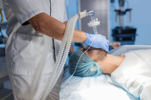 Equipo médico realizando operación quirúrgica en quirófano — Foto de Stock