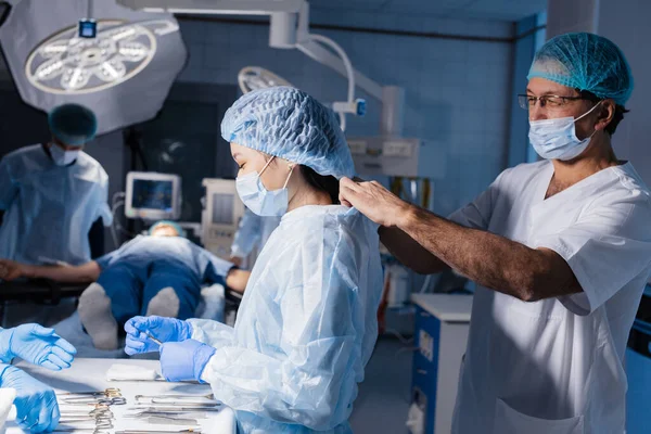 Anestesiólogo da la máscara anestesia por inhalación — Foto de Stock