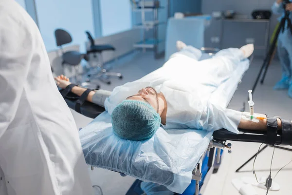 Manlig patient med nål i sprutan är ansluten till en intravenös kateter — Stockfoto