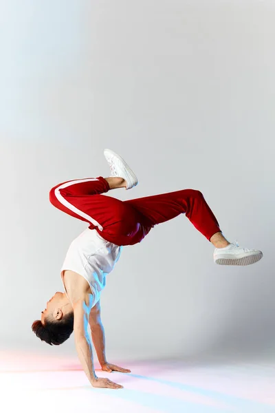 Asiatischer persönlicher Breakdance-Trainer macht Handstand auf weißem Hintergrund — Stockfoto