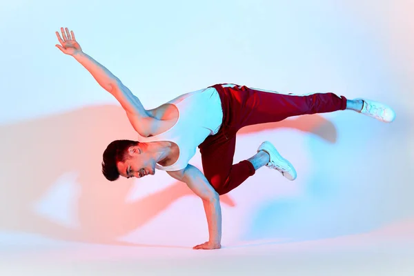 Asiático b-boy ejercitando en break dance en blanco fondo haciendo hombro congelar — Foto de Stock