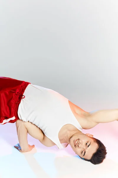 Koreanische Tänzerin führt Basic Freezes of Downrock Brea Dance isoliert auf Weiß aus — Stockfoto
