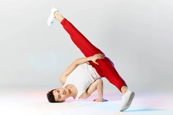 Ein Mann Hip-Hop-Tänzer oder Bboy erstarrt in einer Pose auf der Hand — Stockfoto