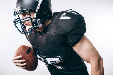 Oyun kurucu profesyonel bir futbol maçında top atıyor.