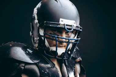 Kask takan ve koruyucu kalkan takan Amerikalı futbolcu.