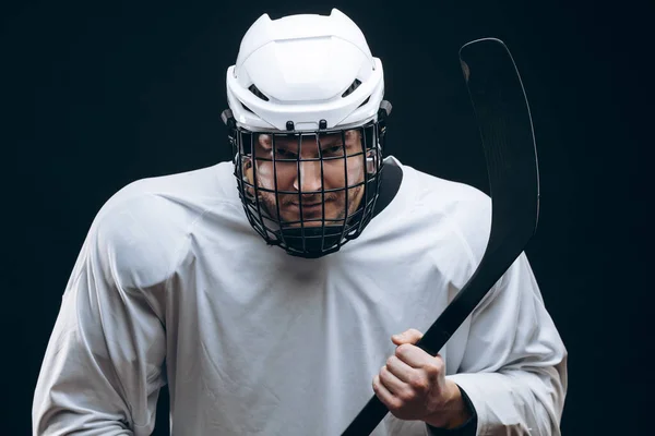 Guapo jugador de hockey. Sonriendo a la cámara aislada sobre fondo negro. —  Fotos de Stock