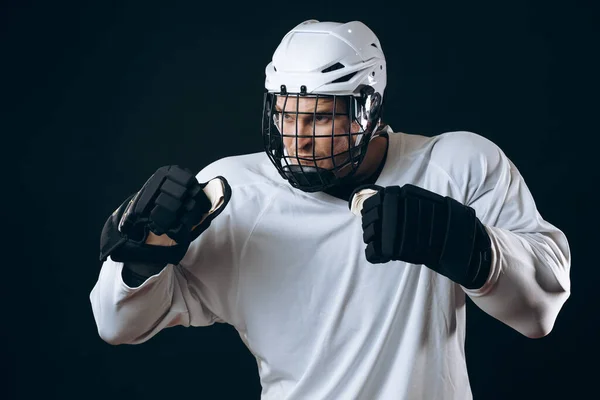 Retrato del jugador de hockey sobre hielo parado en posición defensiva de boxeo. —  Fotos de Stock