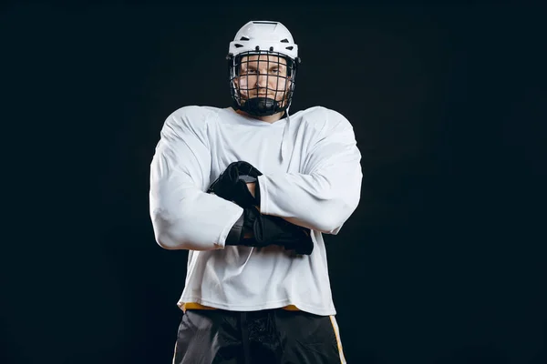 Retrato de jugador de hockey sobre hielo con palo de hockey —  Fotos de Stock