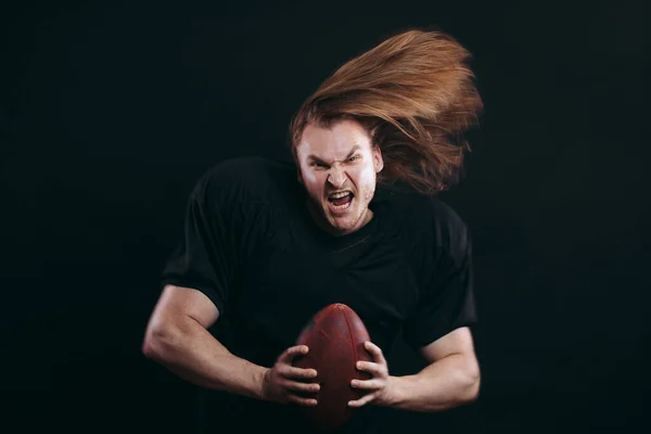 Football américain sur le point de lancer le ballon — Photo