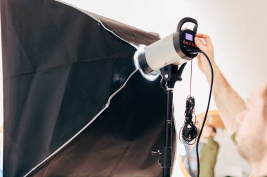 Adam aydınlatma ekipmanlarını tamir ediyor.