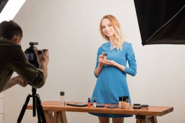 Etkinliğini ve kalitesini gösteren büyüleyici bir kız.