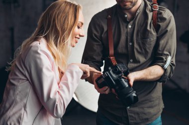 Harika güzel kız fotoğrafı gösteriyor.