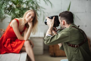 Genç adam fotoğraf çekimi yapıyor.