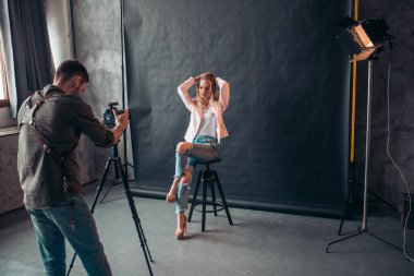 Genç adam iyi bir fotoğraf çekmeye çalışıyor.