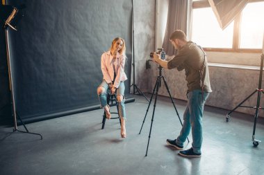 Genç ve güzel bir kadın fotoğraf çekimini kazandı.