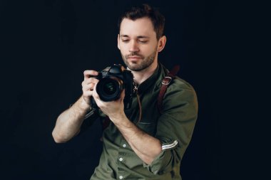 Çalışkan adam kameraya bakıyor.