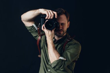 Yetenekli başarılı fotoğrafçı fotoğraf çekiyor.