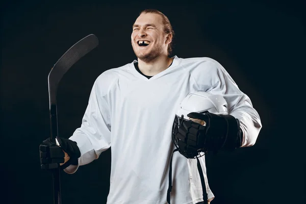 Guapo jugador de hockey. Sonriendo a la cámara aislada sobre fondo negro. —  Fotos de Stock