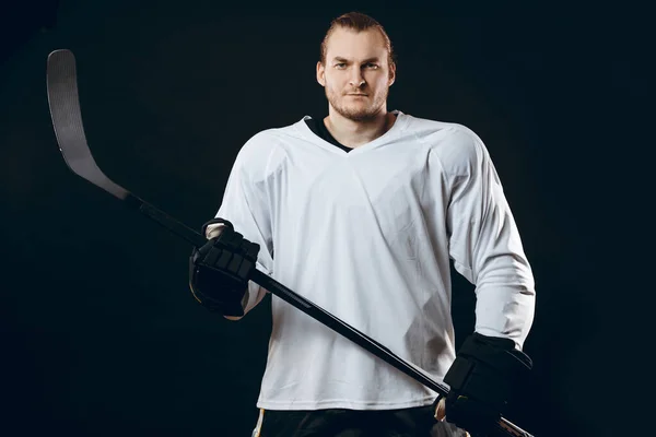 Guapo jugador de hockey. Sonriendo a la cámara aislada en blanco —  Fotos de Stock