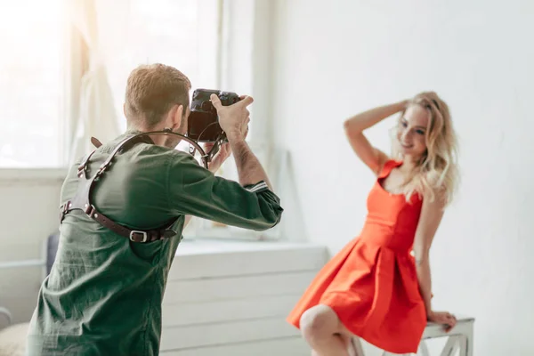 Blonde junge Mode-Mädchen, die an der Foto-Session — Stockfoto