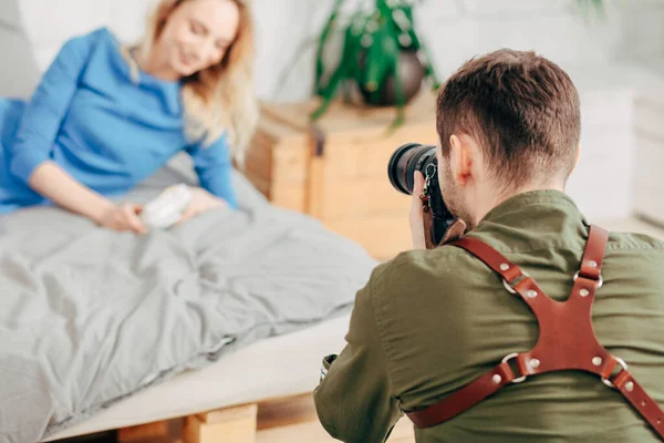 Junger Mann mit Perlen arbeitet mit einem Modell — Stockfoto