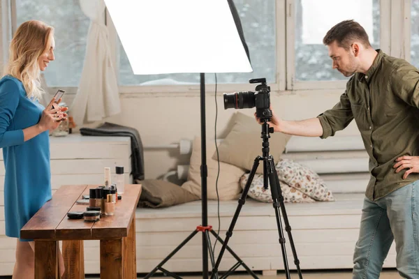 Atraente blogueiro fêmea tiro seu vídeo sobre cosméticos — Fotografia de Stock