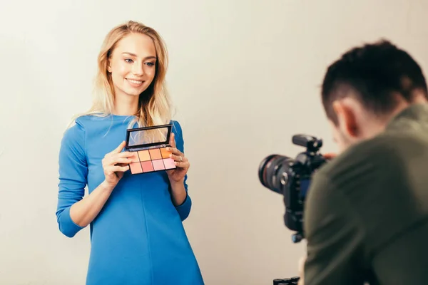 Gorgeous positive businesswoman offering cosmetics for people — Stock Photo, Image