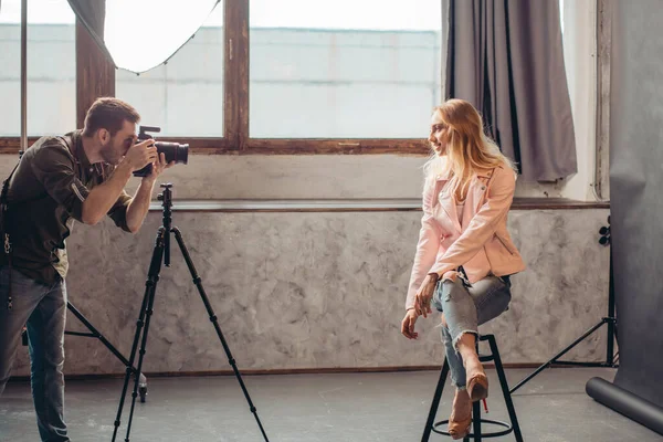 Fotógrafo talentoso trabajando con una hermosa modelo de pelo rubio — Foto de Stock