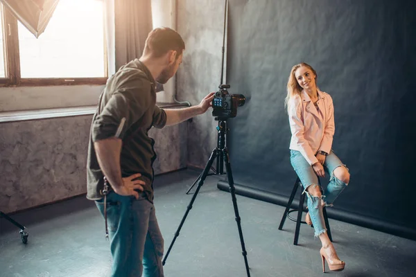 Hombre tomando una pequeña sesión de fotos privada. — Foto de Stock