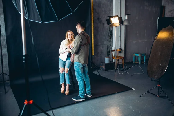 Fotógrafo mostrando su simpatía a una chica encantadora — Foto de Stock