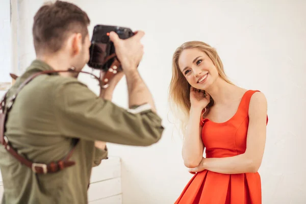 Junger Fotograf fotografiert für eine Zeitung — Stockfoto