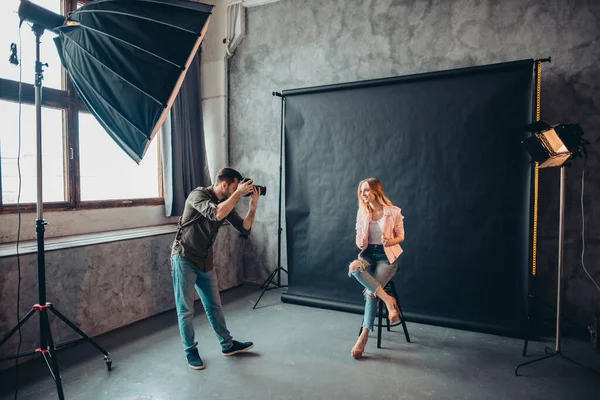 Fotógrafo activo orginzing una sesión de fotos para chica impresionante — Foto de Stock